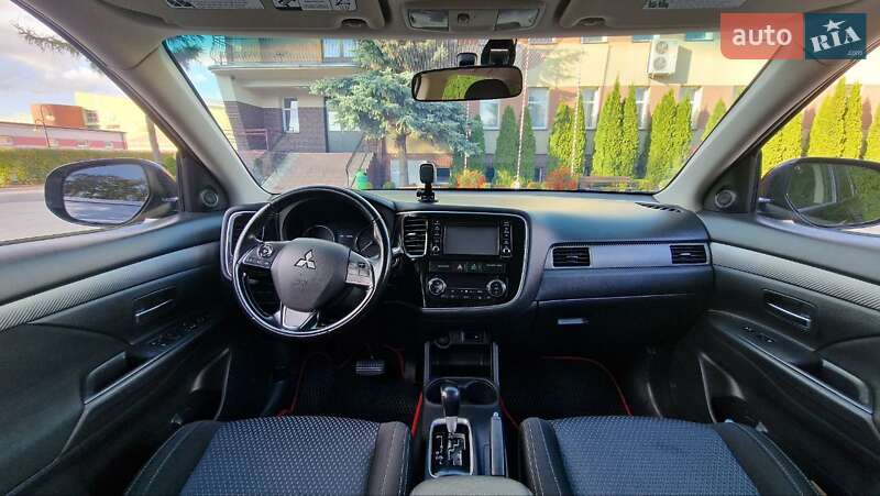 Внедорожник / Кроссовер Mitsubishi Outlander 2016 в Шептицькому