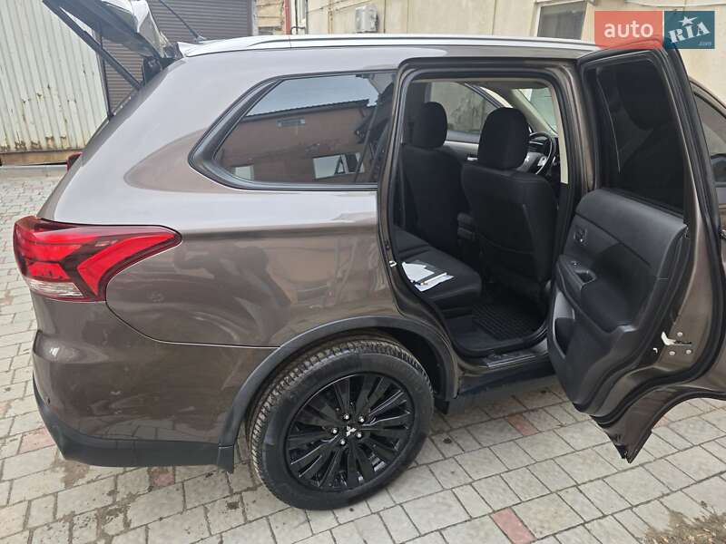 Позашляховик / Кросовер Mitsubishi Outlander 2016 в Львові