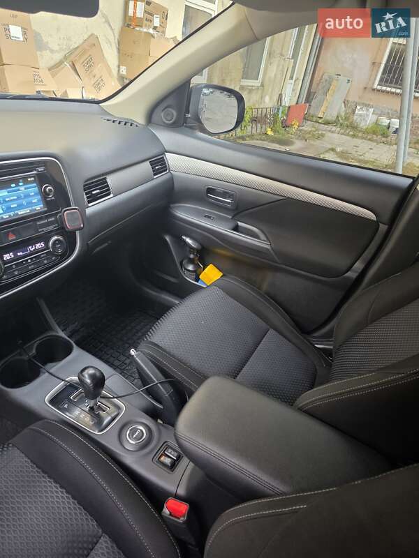 Позашляховик / Кросовер Mitsubishi Outlander 2016 в Львові