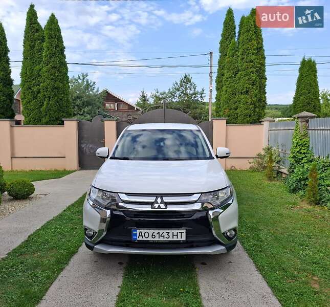 Позашляховик / Кросовер Mitsubishi Outlander 2016 в Ужгороді
