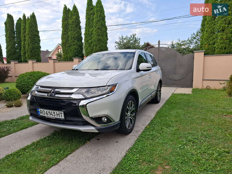 Позашляховик / Кросовер Mitsubishi Outlander 2016 в Ужгороді