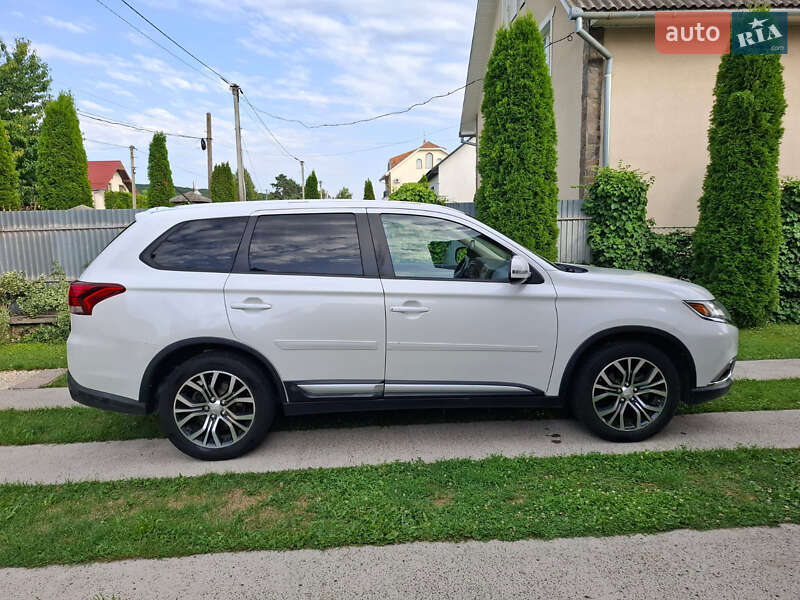 Позашляховик / Кросовер Mitsubishi Outlander 2016 в Ужгороді