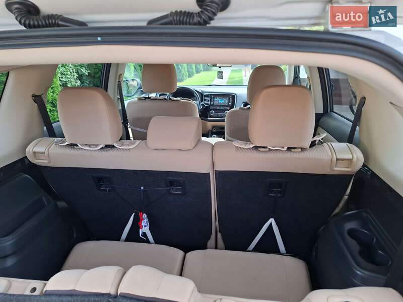 Позашляховик / Кросовер Mitsubishi Outlander 2016 в Ужгороді