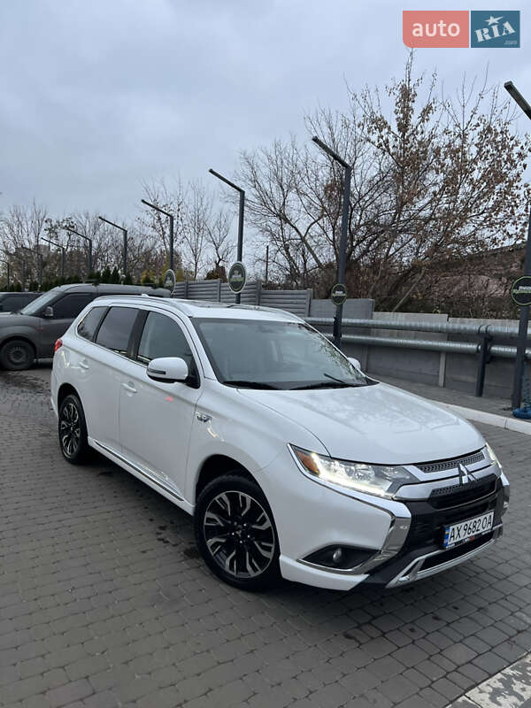 Позашляховик / Кросовер Mitsubishi Outlander 2018 в Харкові