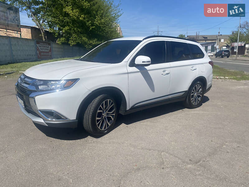 Внедорожник / Кроссовер Mitsubishi Outlander 2015 в Киеве