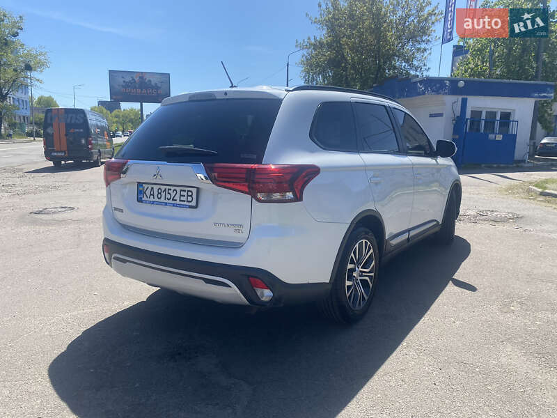 Внедорожник / Кроссовер Mitsubishi Outlander 2015 в Киеве