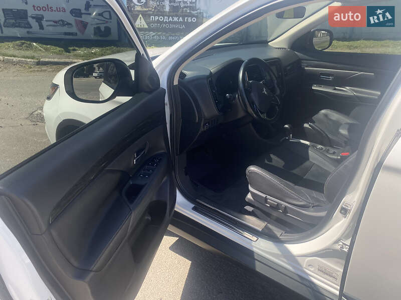 Внедорожник / Кроссовер Mitsubishi Outlander 2015 в Киеве