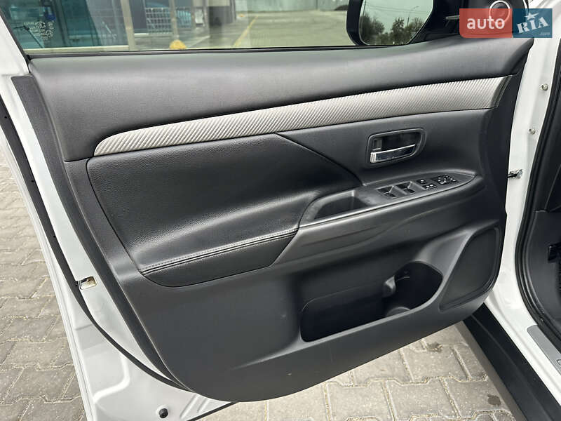 Внедорожник / Кроссовер Mitsubishi Outlander 2013 в Николаеве