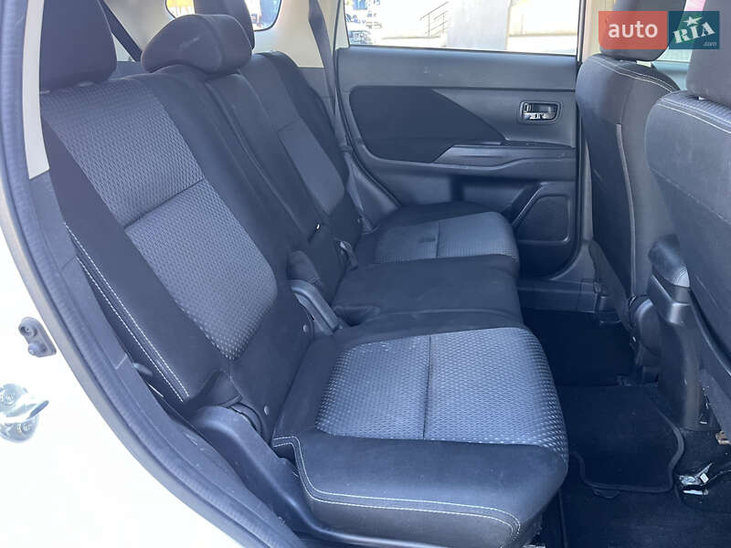 Внедорожник / Кроссовер Mitsubishi Outlander 2017 в Киеве