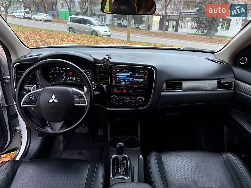Внедорожник / Кроссовер Mitsubishi Outlander 2012 в Ровно