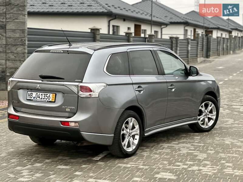 Внедорожник / Кроссовер Mitsubishi Outlander 2013 в Вараше фото 10 Внедорожник / Кроссовер Mitsubishi Outlander 2013 в Вараше