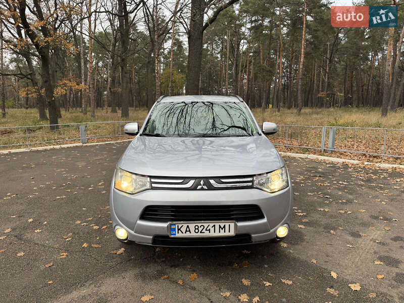 Позашляховик / Кросовер Mitsubishi Outlander 2013 в Києві