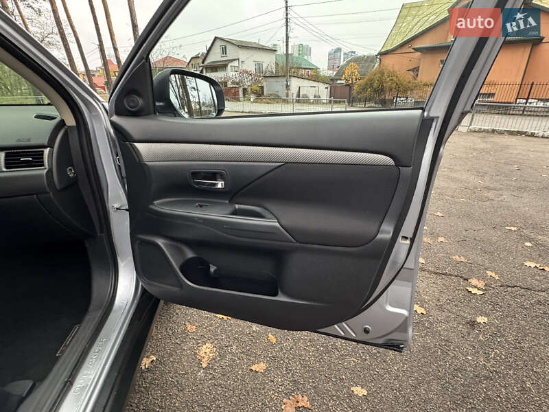 Позашляховик / Кросовер Mitsubishi Outlander 2013 в Києві