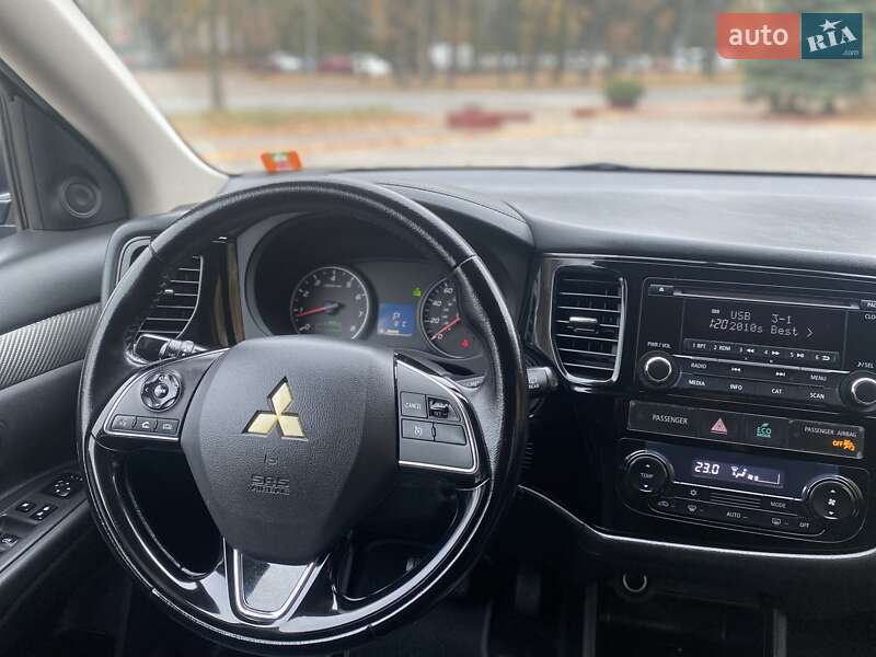 Внедорожник / Кроссовер Mitsubishi Outlander 2016 в Виннице