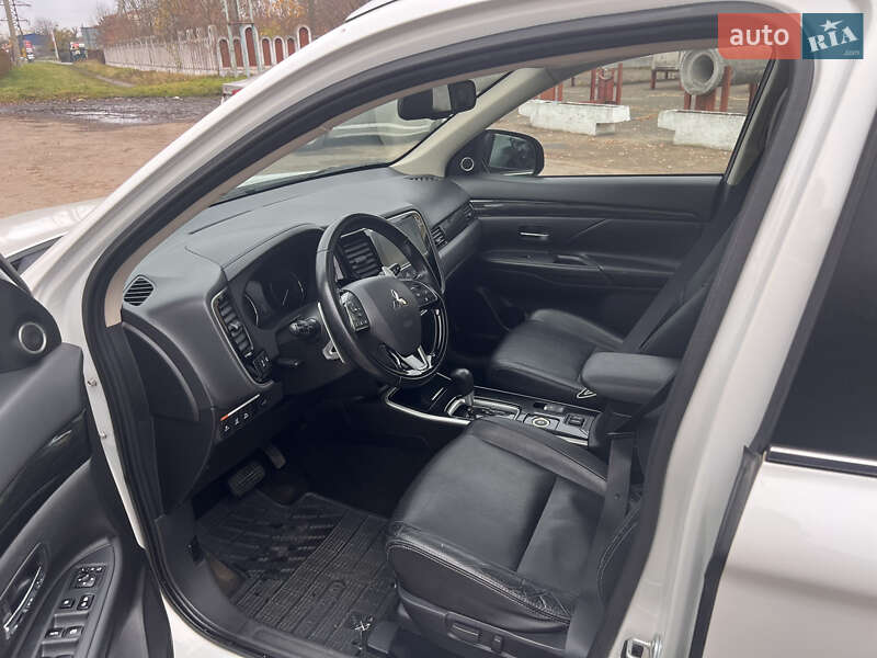 Внедорожник / Кроссовер Mitsubishi Outlander 2016 в Львове