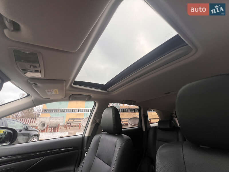 Внедорожник / Кроссовер Mitsubishi Outlander 2016 в Львове