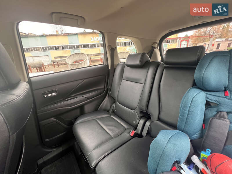 Внедорожник / Кроссовер Mitsubishi Outlander 2016 в Львове