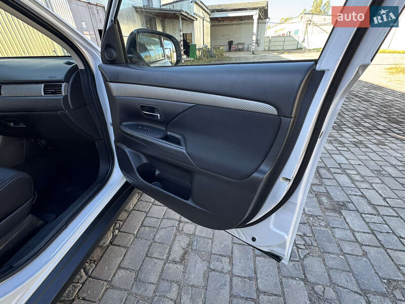 Позашляховик / Кросовер Mitsubishi Outlander 2016 в Ковелі фото 45 Позашляховик / Кросовер Mitsubishi Outlander 2016 в Ковелі
