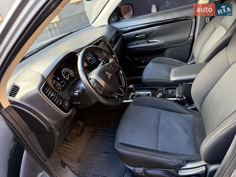 Внедорожник / Кроссовер Mitsubishi Outlander 2020 в Киеве