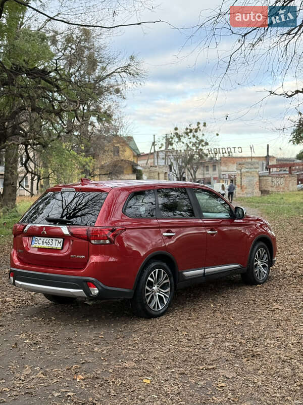 Позашляховик / Кросовер Mitsubishi Outlander 2016 в Львові