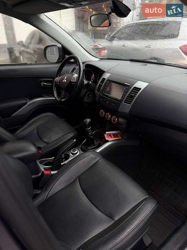 Позашляховик / Кросовер Mitsubishi Outlander 2012 в Чернівцях