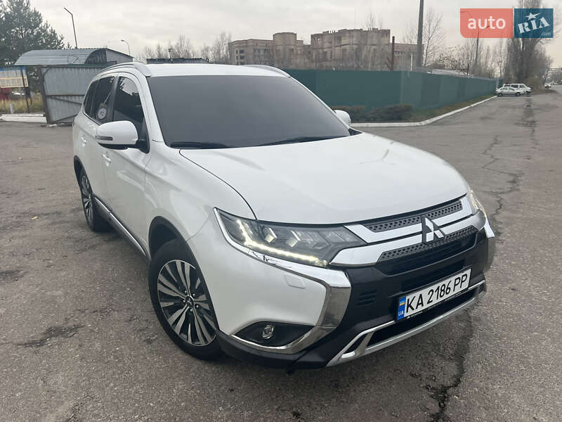 Позашляховик / Кросовер Mitsubishi Outlander 2020 в Києві