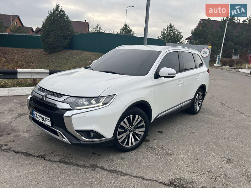 Позашляховик / Кросовер Mitsubishi Outlander 2020 в Києві