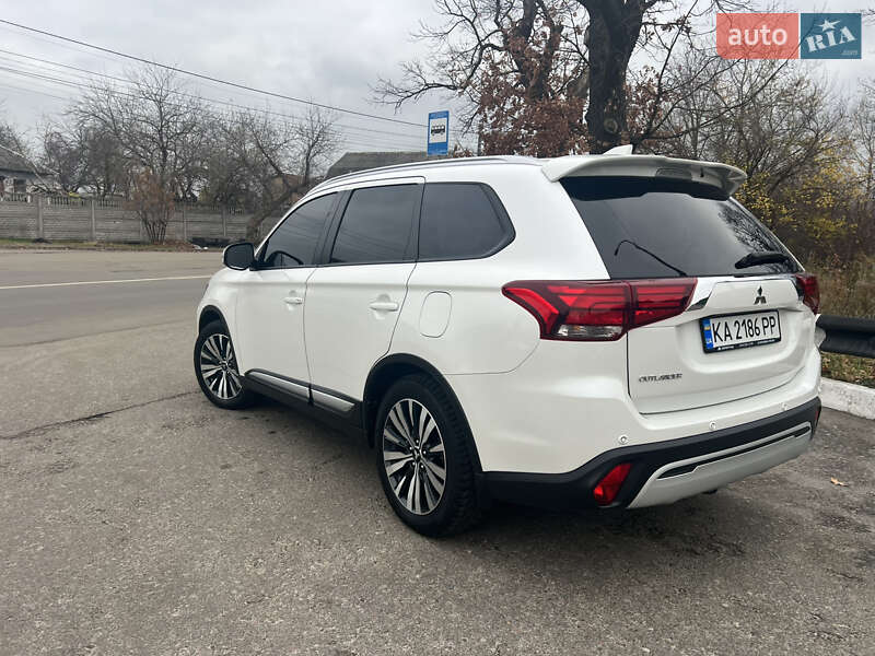 Позашляховик / Кросовер Mitsubishi Outlander 2020 в Києві