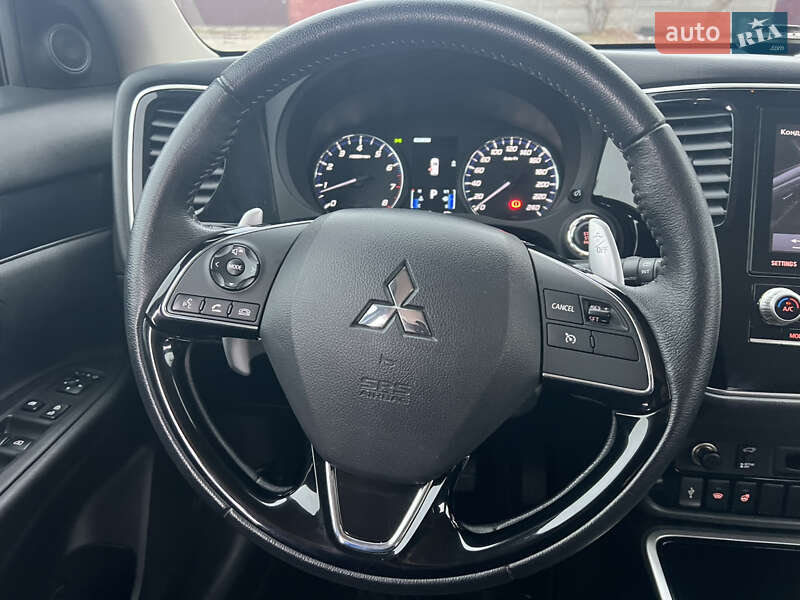Позашляховик / Кросовер Mitsubishi Outlander 2020 в Києві