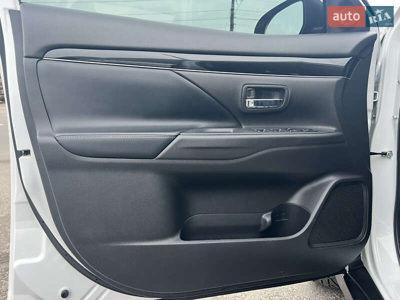 Позашляховик / Кросовер Mitsubishi Outlander 2020 в Києві