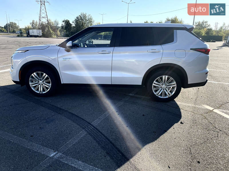 Внедорожник / Кроссовер Mitsubishi Outlander 2023 в Киеве