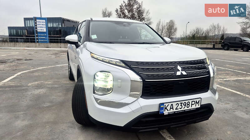Внедорожник / Кроссовер Mitsubishi Outlander 2023 в Киеве