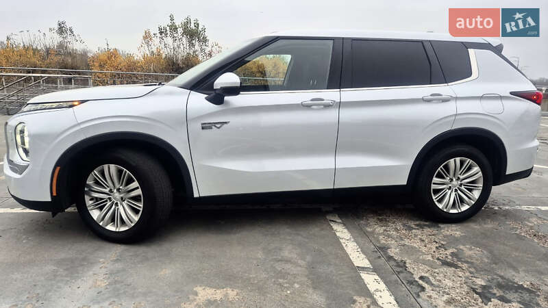 Внедорожник / Кроссовер Mitsubishi Outlander 2023 в Киеве