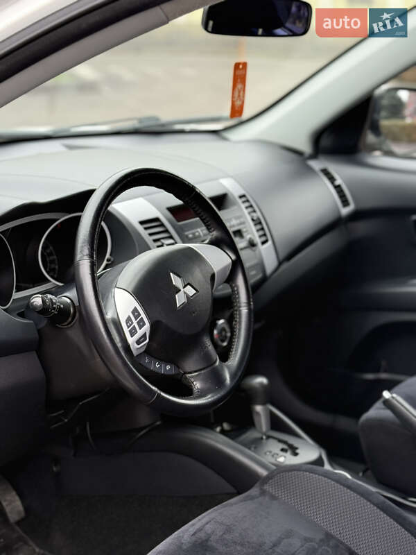 Внедорожник / Кроссовер Mitsubishi Outlander 2010 в Каменском фото 10 Внедорожник / Кроссовер Mitsubishi Outlander 2010 в Каменском