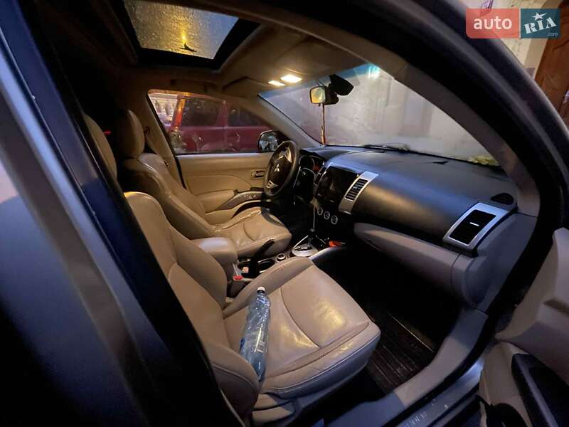 Внедорожник / Кроссовер Mitsubishi Outlander 2008 в Остроге