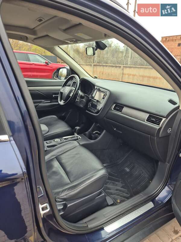 Внедорожник / Кроссовер Mitsubishi Outlander 2013 в Кривом Роге