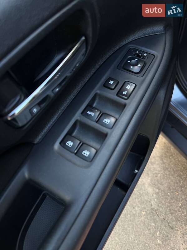 Позашляховик / Кросовер Mitsubishi Outlander 2018 в Києві