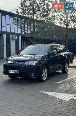 Позашляховик / Кросовер Mitsubishi Outlander 2015 в Рівному
