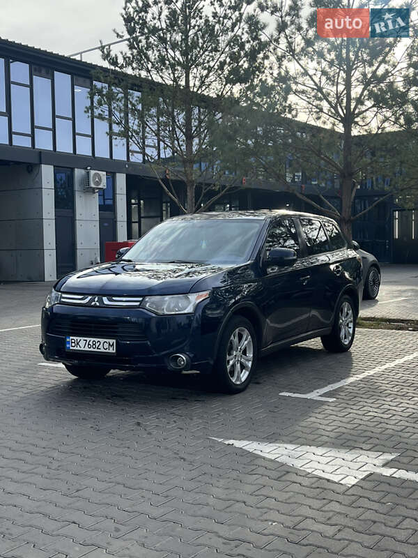Позашляховик / Кросовер Mitsubishi Outlander 2015 в Рівному фото Позашляховик / Кросовер Mitsubishi Outlander 2015 в Рівному