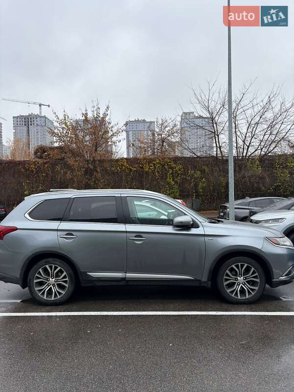 Внедорожник / Кроссовер Mitsubishi Outlander 2016 в Киеве
