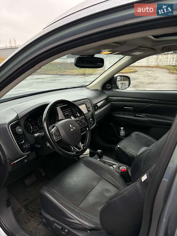 Внедорожник / Кроссовер Mitsubishi Outlander 2016 в Киеве