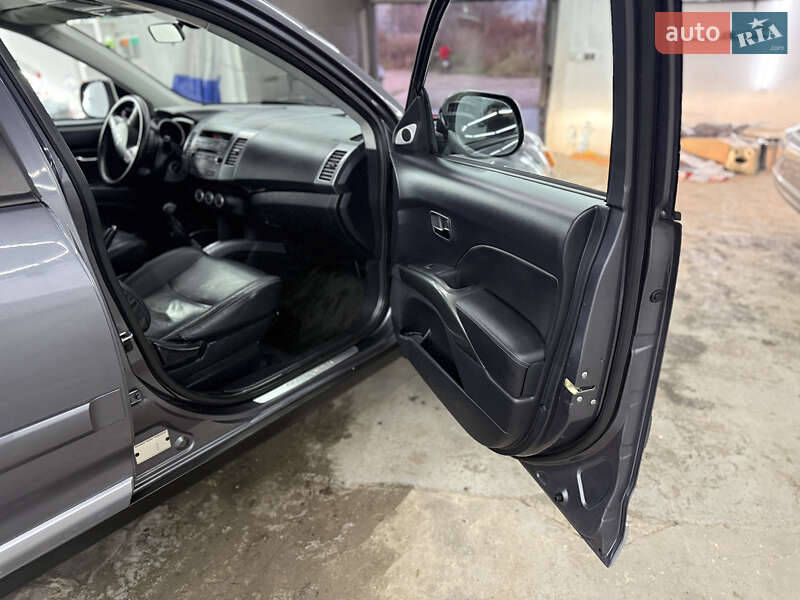 Позашляховик / Кросовер Mitsubishi Outlander 2008 в Кременці