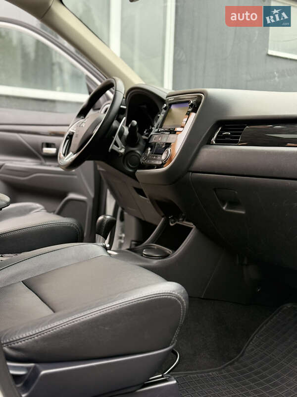 Внедорожник / Кроссовер Mitsubishi Outlander 2016 в Самборе фото 57 Внедорожник / Кроссовер Mitsubishi Outlander 2016 в Самборе