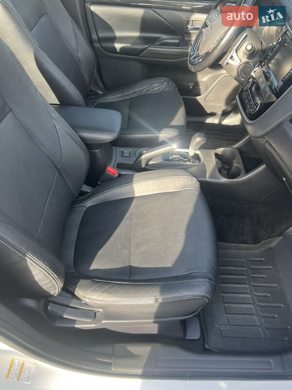 Позашляховик / Кросовер Mitsubishi Outlander 2016 в Чернівцях