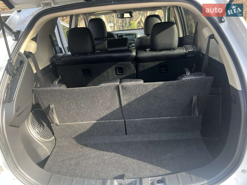 Позашляховик / Кросовер Mitsubishi Outlander 2016 в Чернівцях