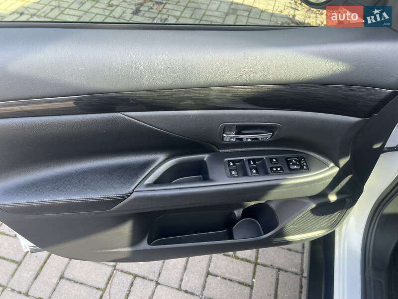 Позашляховик / Кросовер Mitsubishi Outlander 2016 в Чернівцях