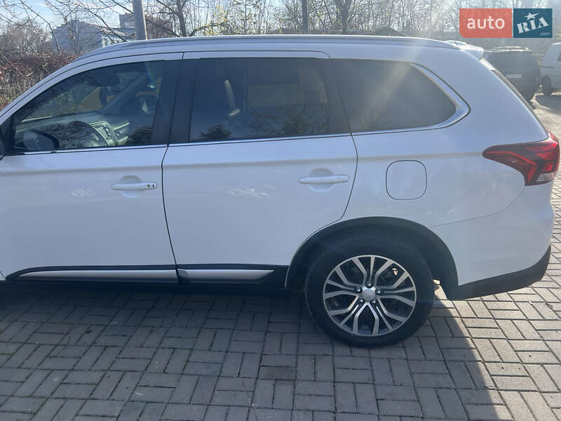 Позашляховик / Кросовер Mitsubishi Outlander 2016 в Чернівцях