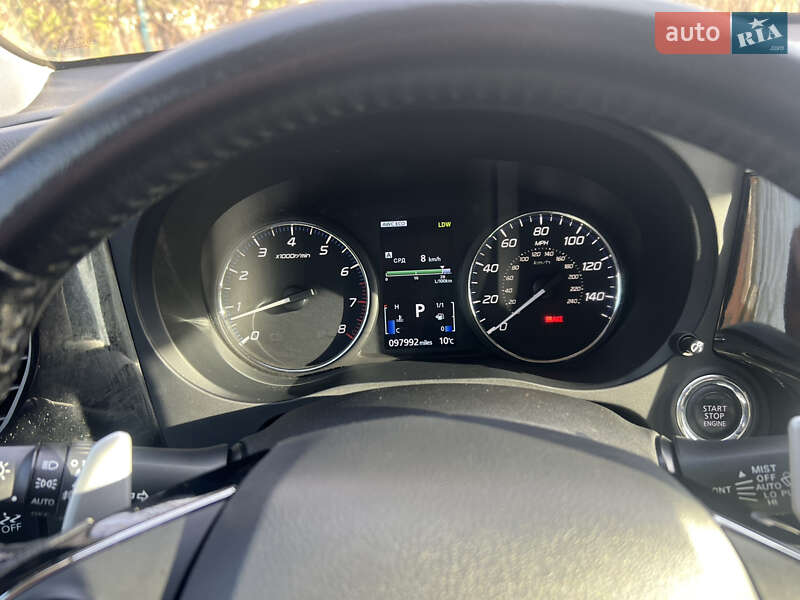 Позашляховик / Кросовер Mitsubishi Outlander 2016 в Чернівцях