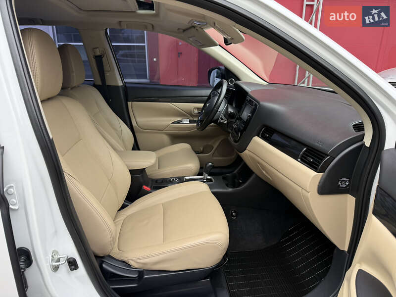 Позашляховик / Кросовер Mitsubishi Outlander 2015 в Києві