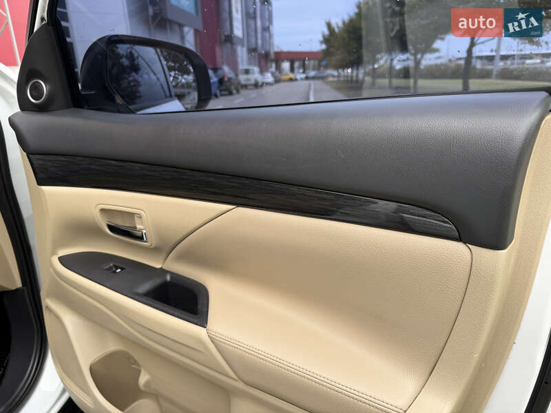 Позашляховик / Кросовер Mitsubishi Outlander 2015 в Києві